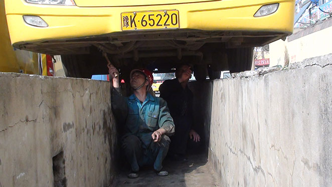 長(cháng)葛粵鑫客運公司司機檢查車(chē)輛,長(cháng)葛市粵鑫汽車(chē)運輸有限公司